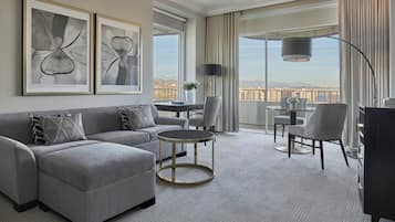 Ropa de cama de alta calidad, cubrecamas y minibar