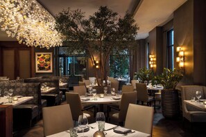 3 restaurantes; se sirven desayunos, almuerzos, cenas y brunches