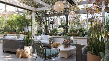 3 restaurants, breakfast, lunch, dinner served; Italian cuisine