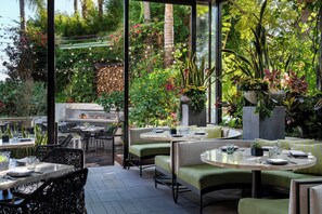 3 restaurantes; se sirve desayuno, almuerzo y cena; cocina italiana