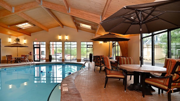 Indoor pool, sun loungers