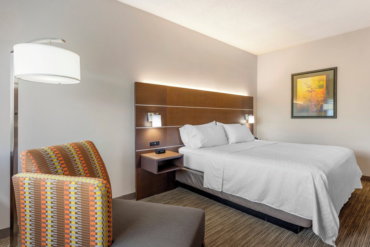 Standard Room, 1 King Bed | 1 bedroom, in-room safe, blackout curtains, iron/ironing board