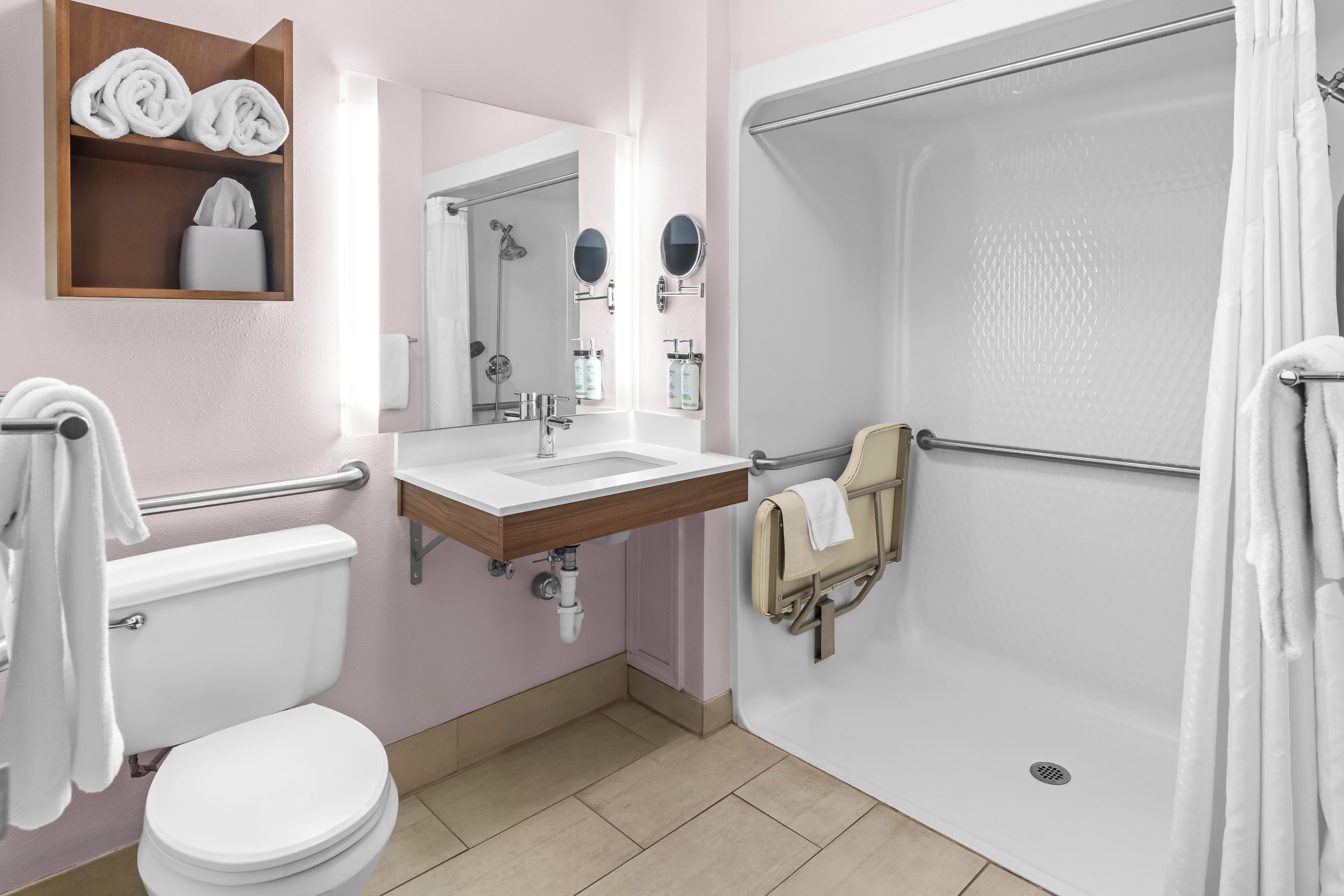 Un baño con inodoro, lavabo y ducha.