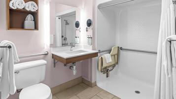 Un baño con inodoro, lavabo y ducha.