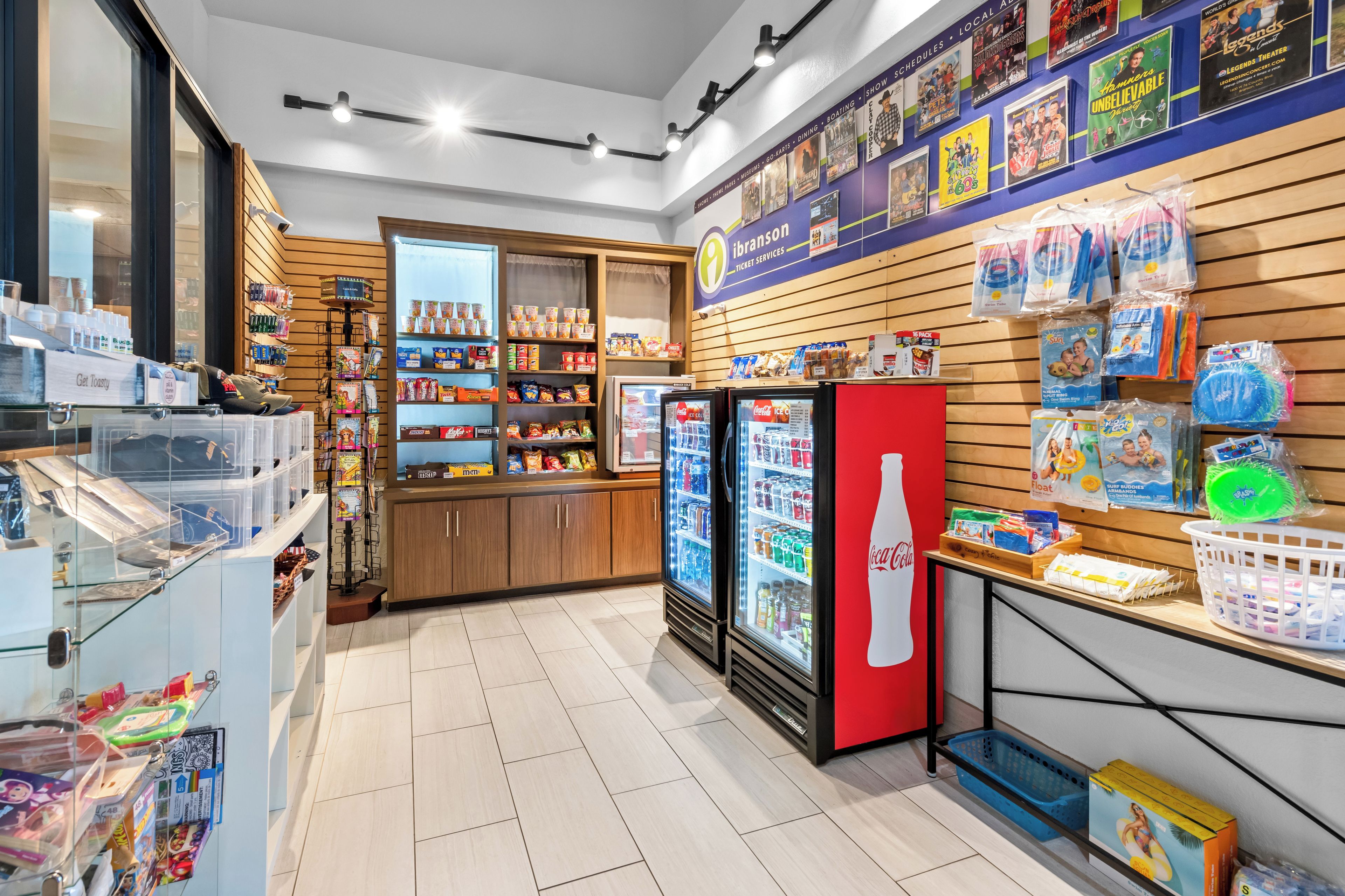 Ein Laden mit Regalen voller Snacks, Getränke und einem Coca-Cola-Kühlschrank.