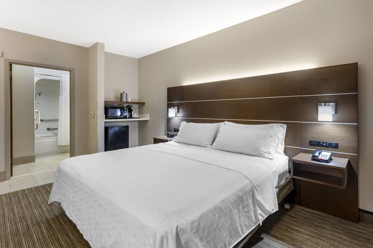 Quarto standard, 1 cama King, banheira adaptada (Communications) | 1 quarto, cofres nos quartos, cortinas blackout