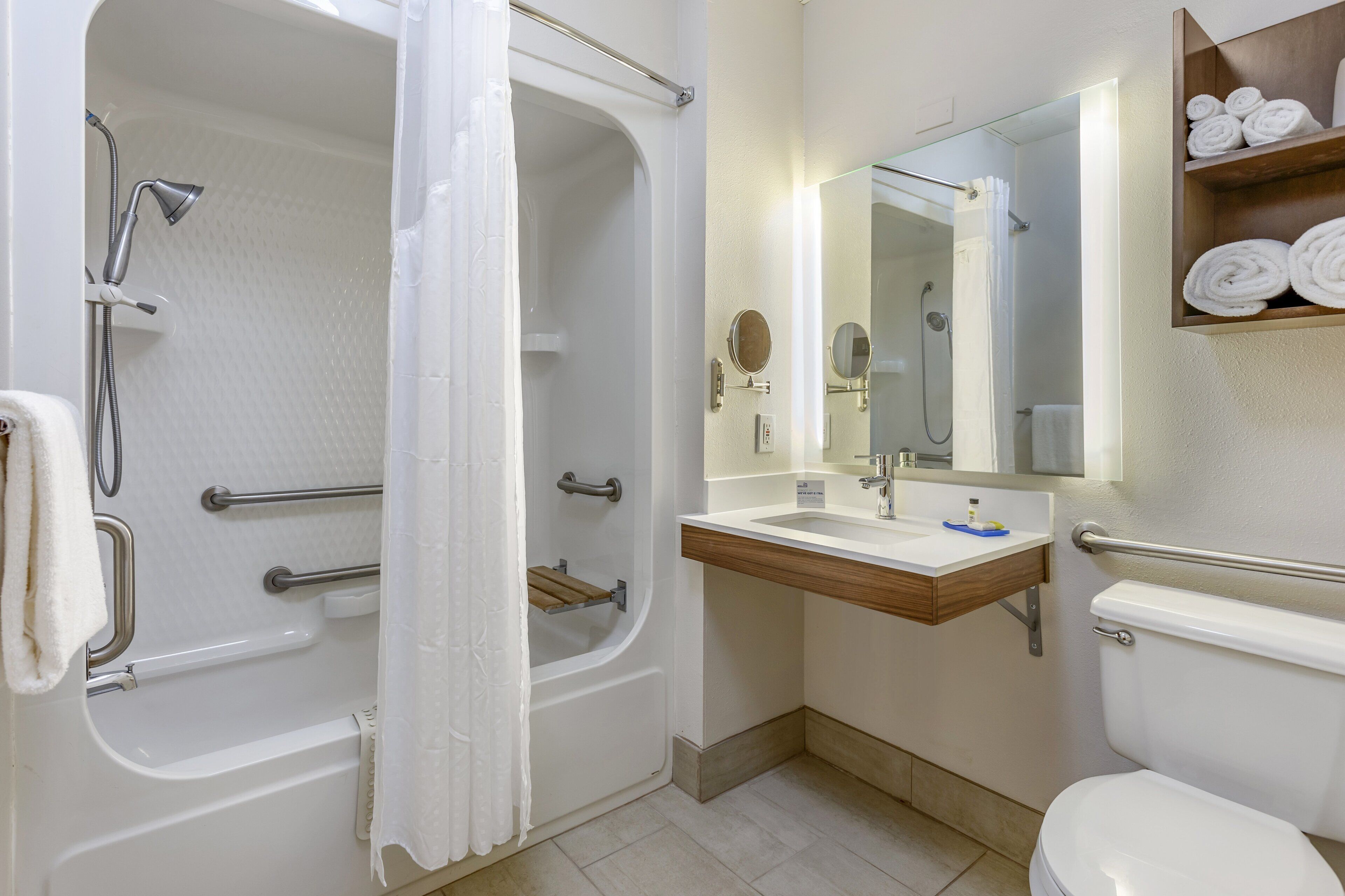 Standaard kamer, 1 kingsize bed, rolstoeltoegankelijk bad (Communications) | Badkamer | Een bad/douchecombinatie, gratis toiletartikelen, een haardroger