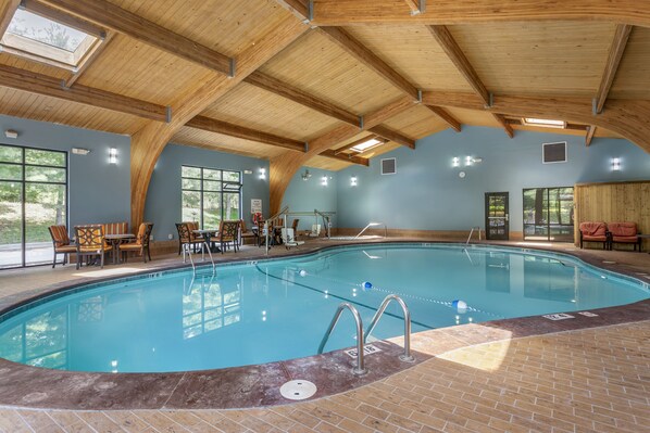Indoor pool, sun loungers