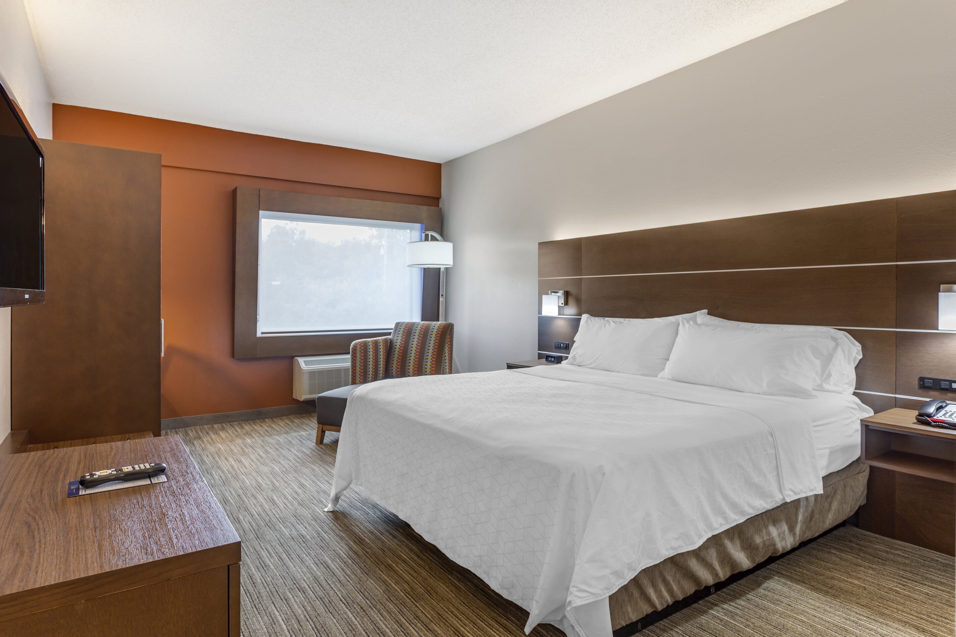 standard room, 1 king bed | 1 bedroom, in-room safe, blackout curtains, iron/ironing board