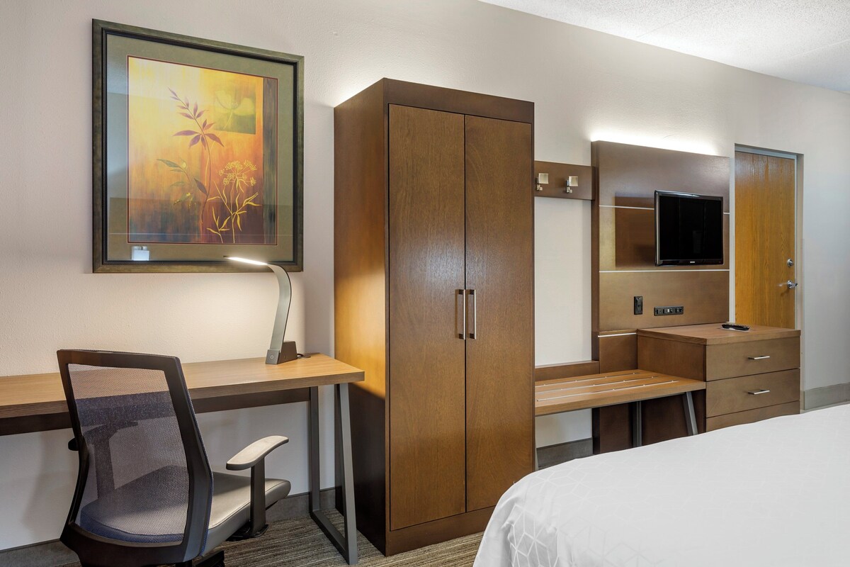 Standard Room, 1 King Bed, Roll-in Shower (Communications) | 1 bedroom, in-room safe, blackout curtains, iron/ironing board