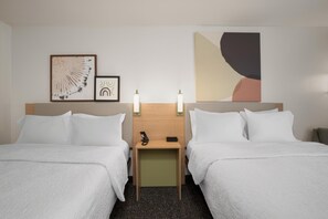 Rom, 2 queensize-senger | Skrivebord, blendingsgardiner og strykejern/-brett