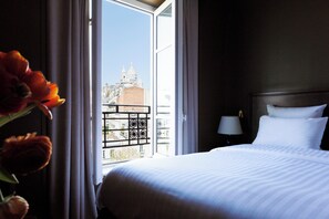 高档床上用品、记忆海绵床垫、客房内保险箱、遮光窗帘