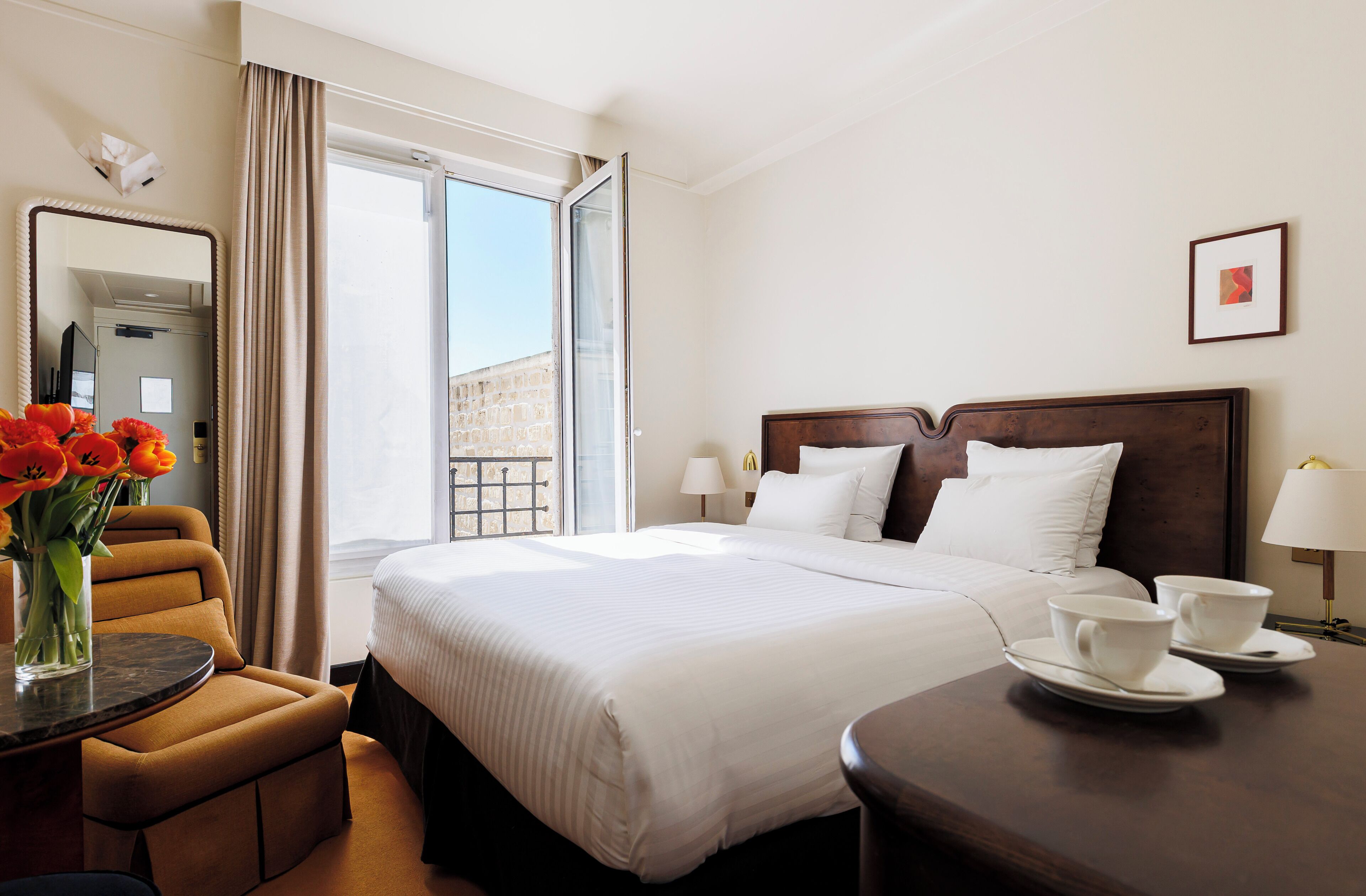 高档床上用品、记忆海绵床垫、客房内保险箱、遮光窗帘