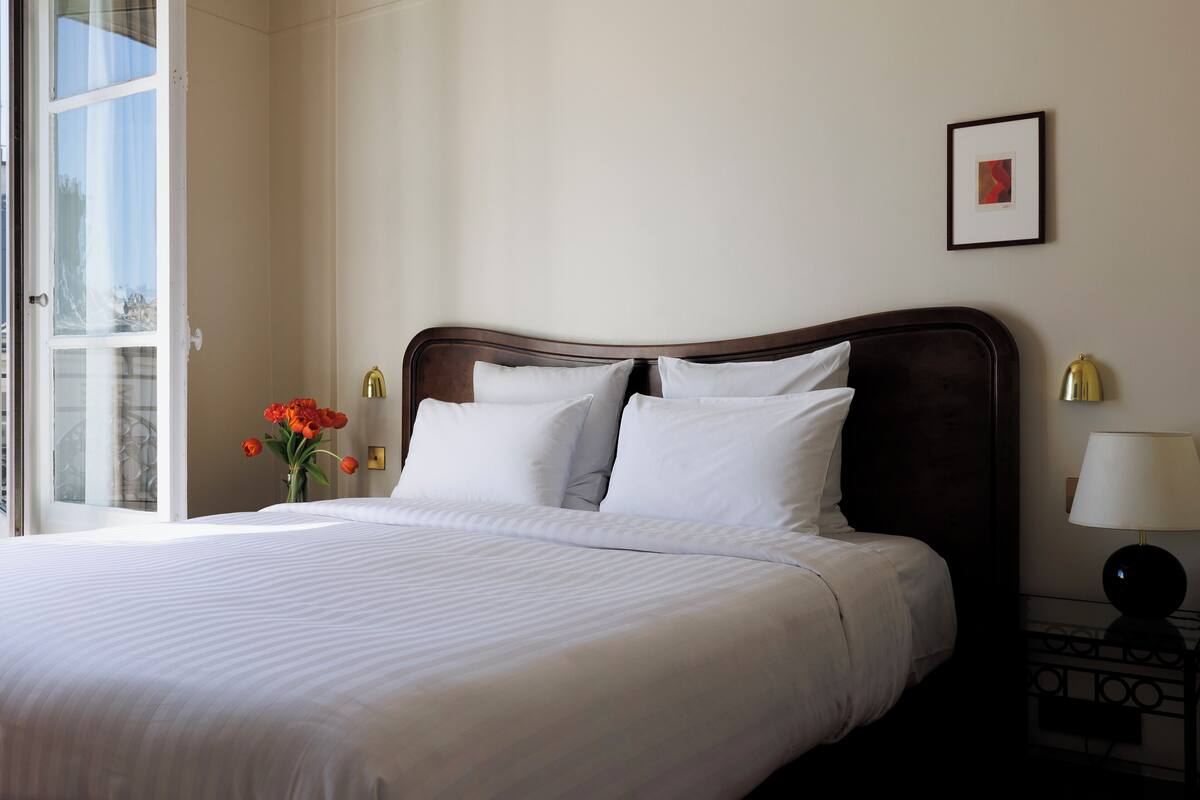 Kamar Klasik (Sacré-Coeur) | Seprai premium, busa memori, brankas, dan tirai kedap cahaya