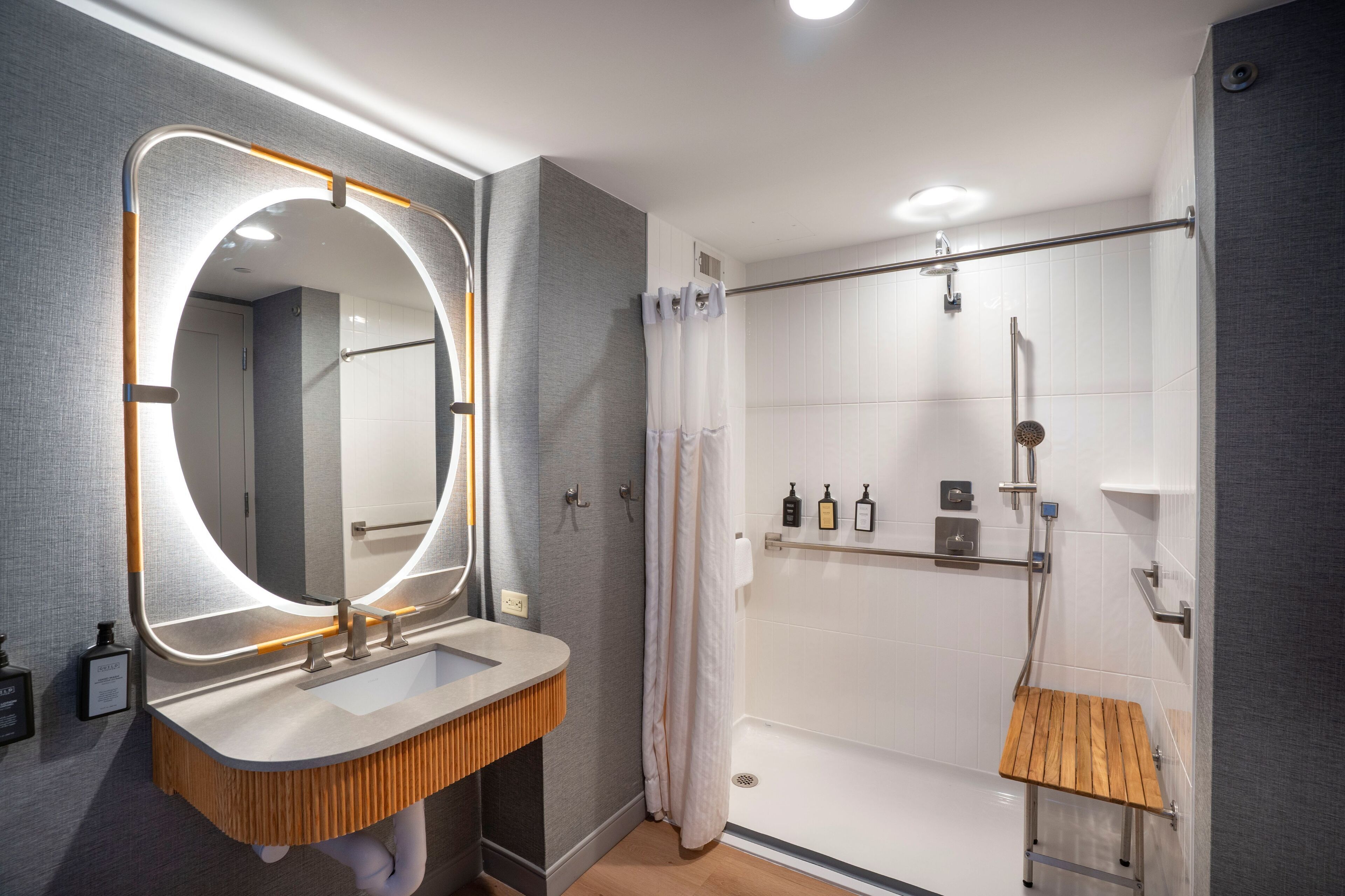 standard room, 1 king bed, accessible | bathroom | combined shower/bathtub, eco-friendly toiletries, hair dryer, towels