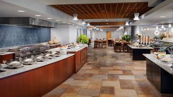 2 restaurantes, se sirve desayuno