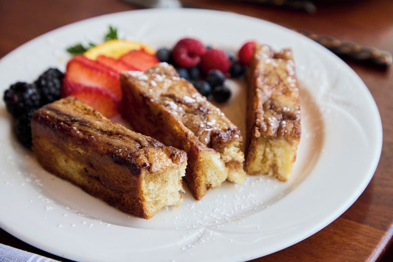 En tallerken med French toast, jordbær, blåbær, hindbær og brombær.