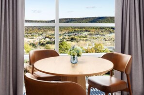 Rom – deluxe, flere senger | Allergitestet sengetøy, safe på rommet og skrivebord