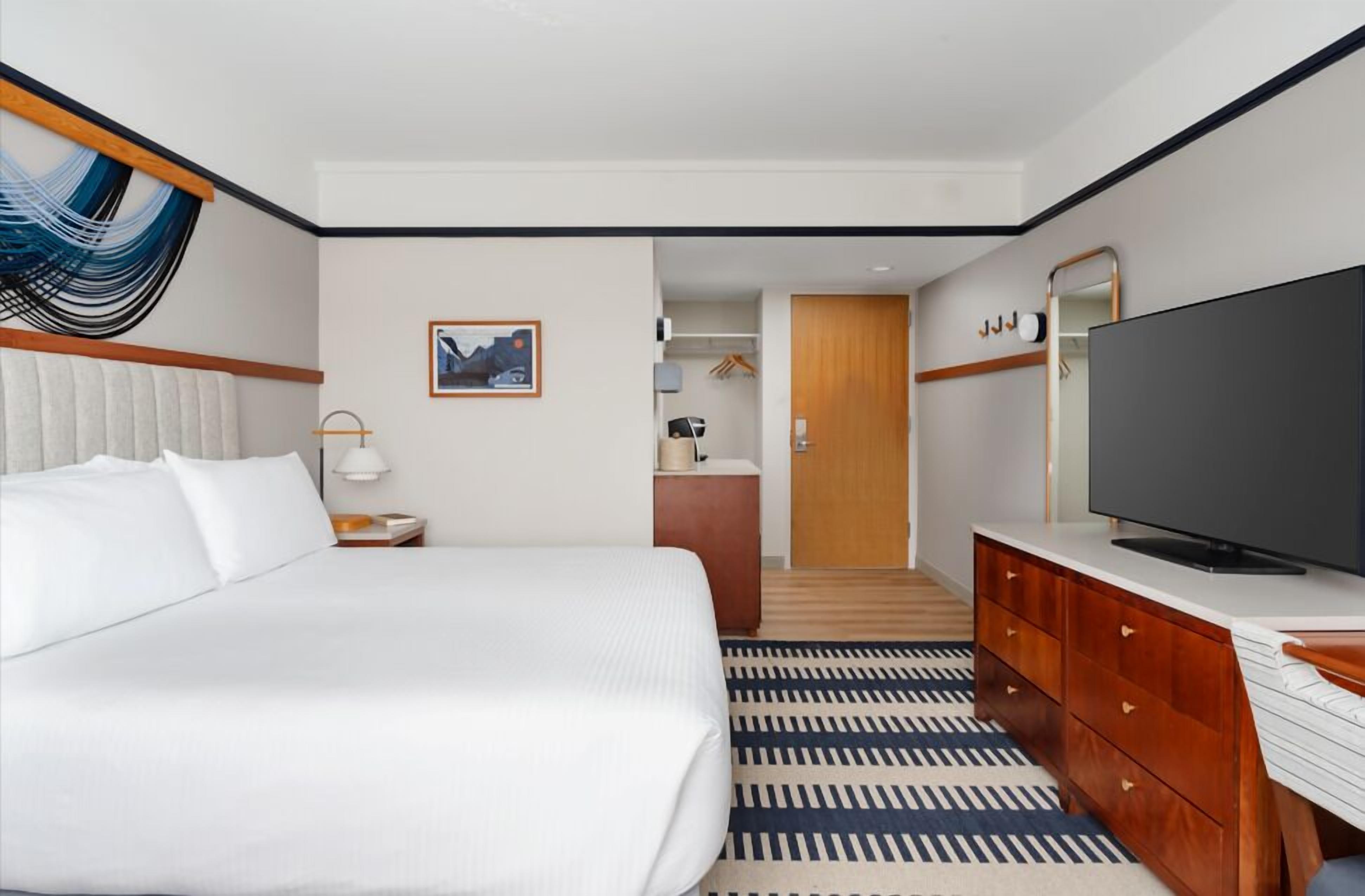 저자극성 침구, 객실 내 금고, 책상, 노트북 작업 공간