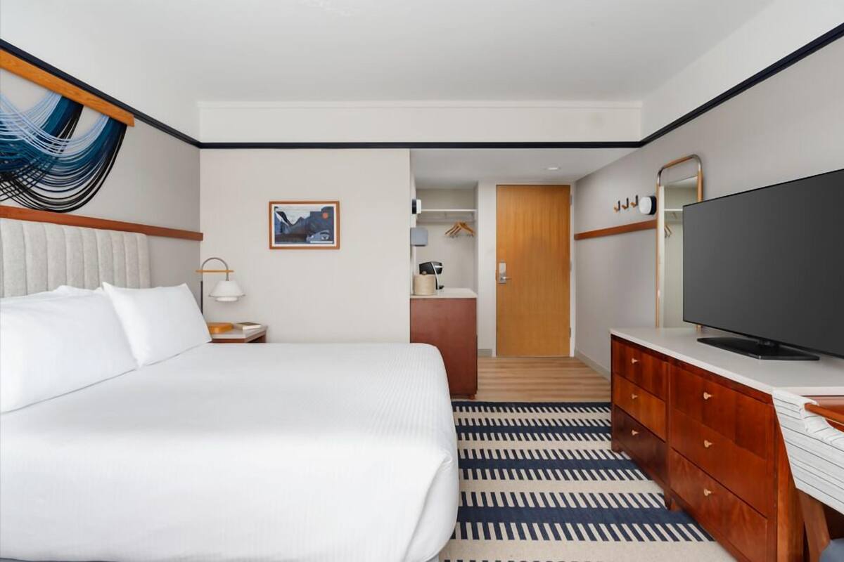 Hypo-allergenic bedding, in-room safe, desk, laptop workspace