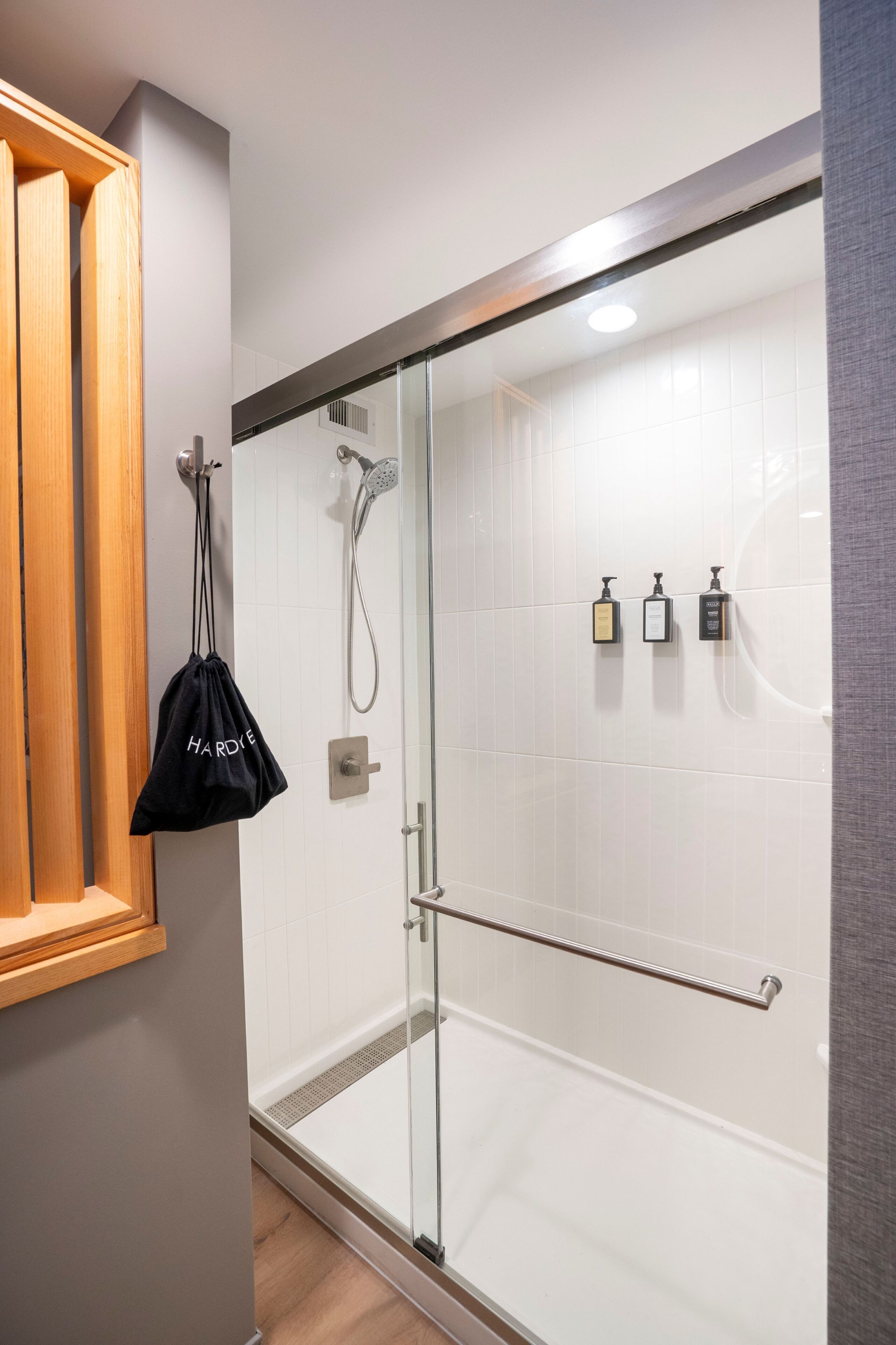 deluxe room | bathroom | combined shower/bathtub, eco-friendly toiletries, hair dryer, towels