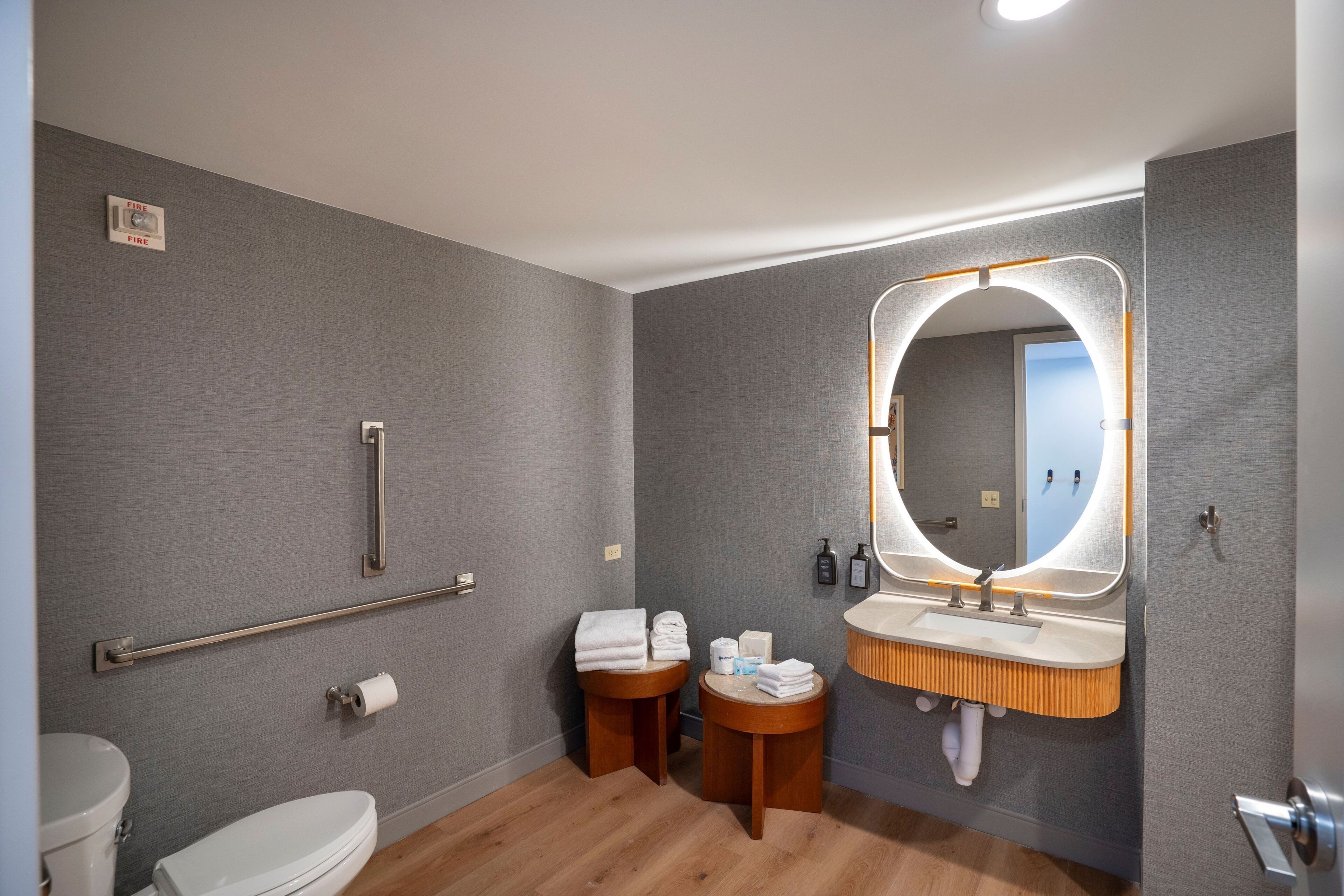 standard room, 1 king bed, accessible | bathroom | combined shower/bathtub, eco-friendly toiletries, hair dryer, towels