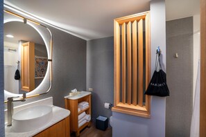 Combined shower/bathtub, eco-friendly toiletries, hair dryer, towels