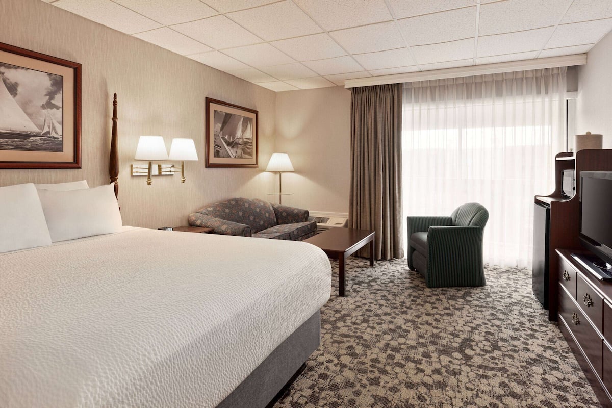 Business Room, 1 Queen Bed, Non Smoking | In-room safe, desk, laptop workspace, blackout curtains