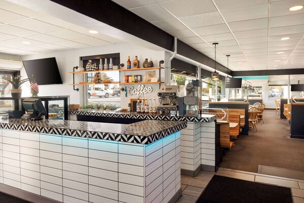 Daily continental breakfast for a fee - Ramada Plaza by Wyndham Portland (Portland)