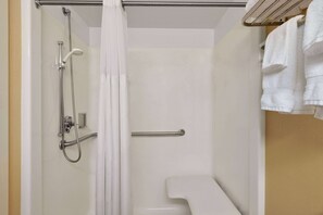 Chambre, 2 lits doubles, accessible aux personnes à mobilité réduite, non-fumeur (Mobility) | Salle de bain adaptée