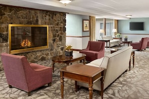 Lobby - Ramada Plaza by Wyndham Portland (Portland)