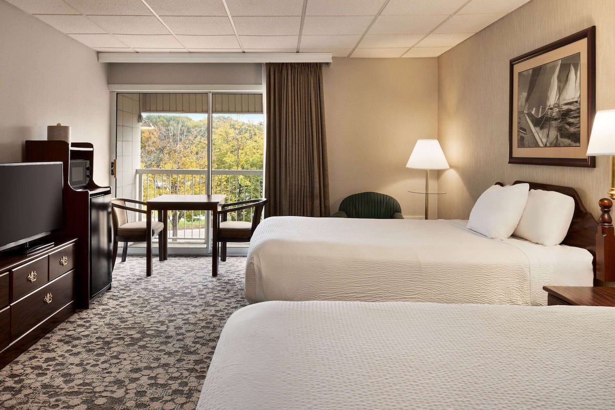 In-room safe, desk, laptop workspace, blackout curtains