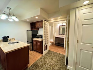 Chambre Standard, 2 grands lits, non-fumeurs, coin cuisine (Oversized Room) | Fer et planche à repasser, Wi-Fi gratuit, draps fournis
