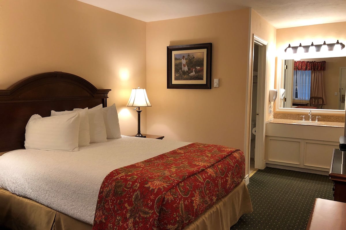 Standard Room, 1 Queen Bed, Accessible, Bathtub | 1 bedroom, iron/ironing board, free WiFi, bed sheets
