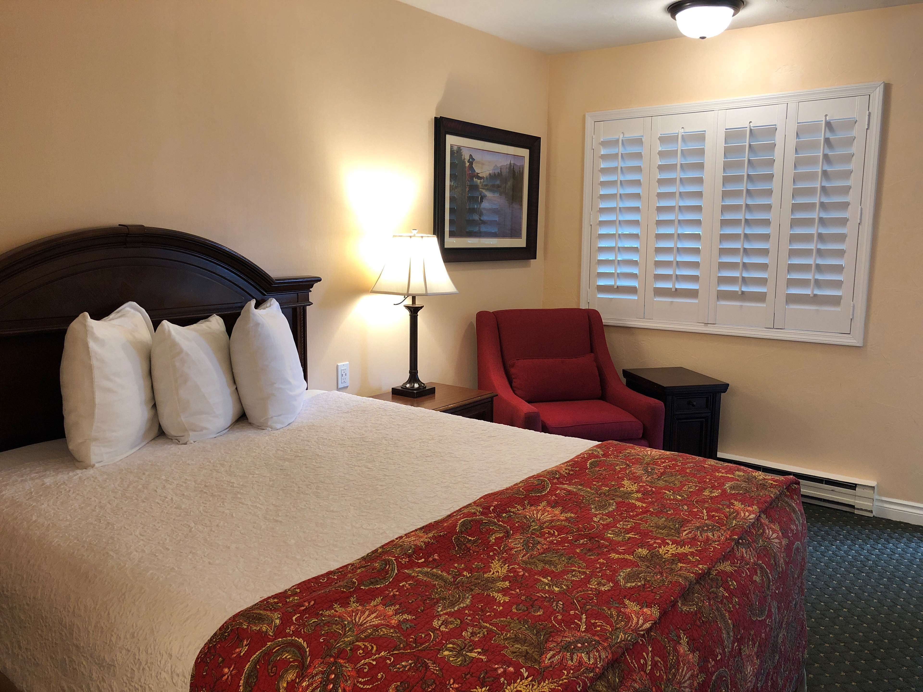 standard room, 1 queen bed, non smoking, refrigerator & microwave | 1 bedroom, iron/ironing board, free wifi, bed sheets