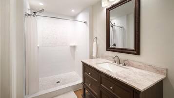 Kamar Standar, 2 Tempat Tidur Queen, Bebas Asap Rokok (Walk-in Shower;Larger Room) | Kamar mandi | Kombinasi shower/bathtub dan perlengkapan mandi gratis