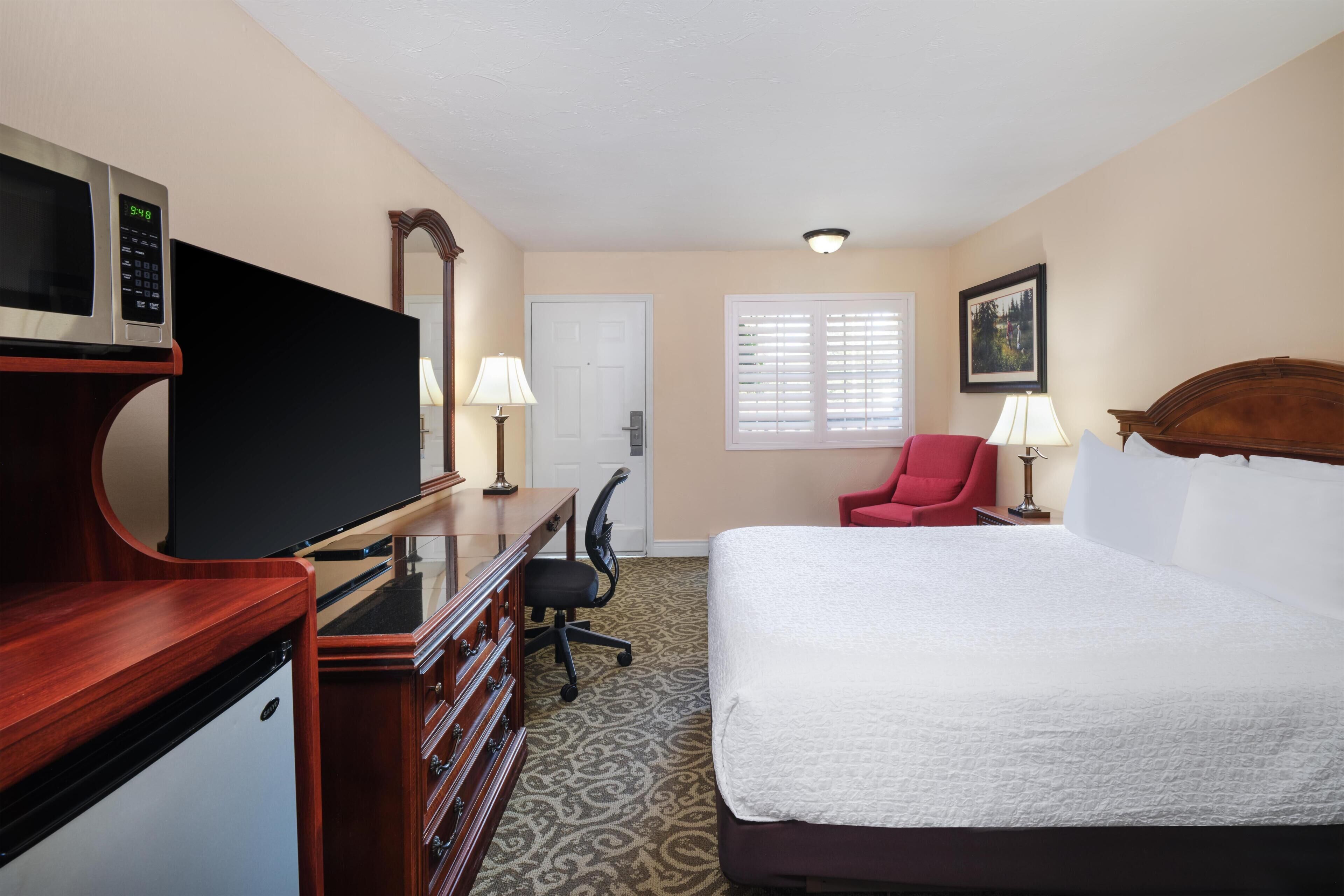 Standard Room, 1 Queen Bed, Non Smoking, Refrigerator & Microwave | Iron/ironing board, free WiFi, bed sheets
