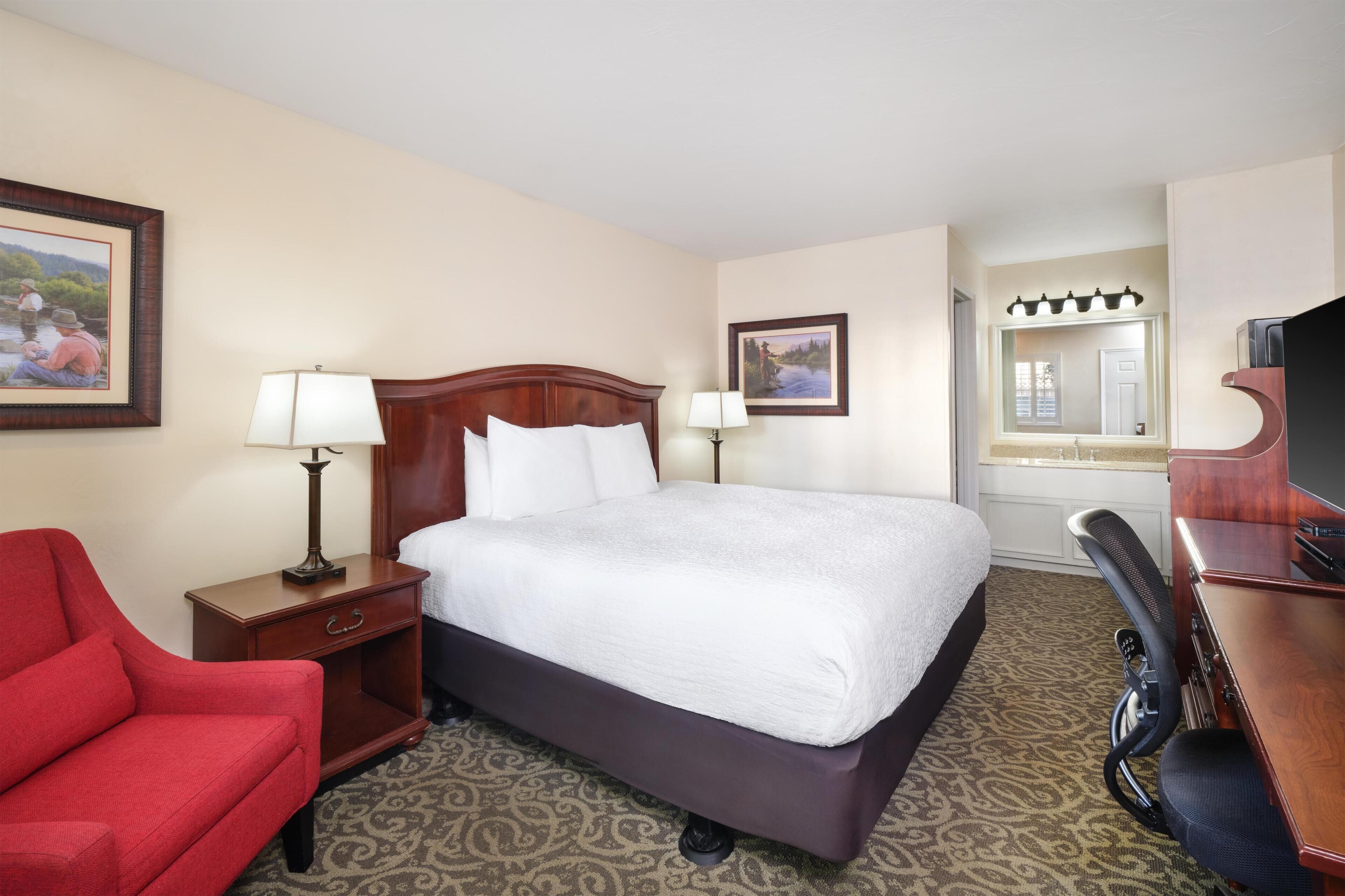 Standard Room, 1 King Bed, Non Smoking, Refrigerator & Microwave | Iron/ironing board, free WiFi, bed sheets