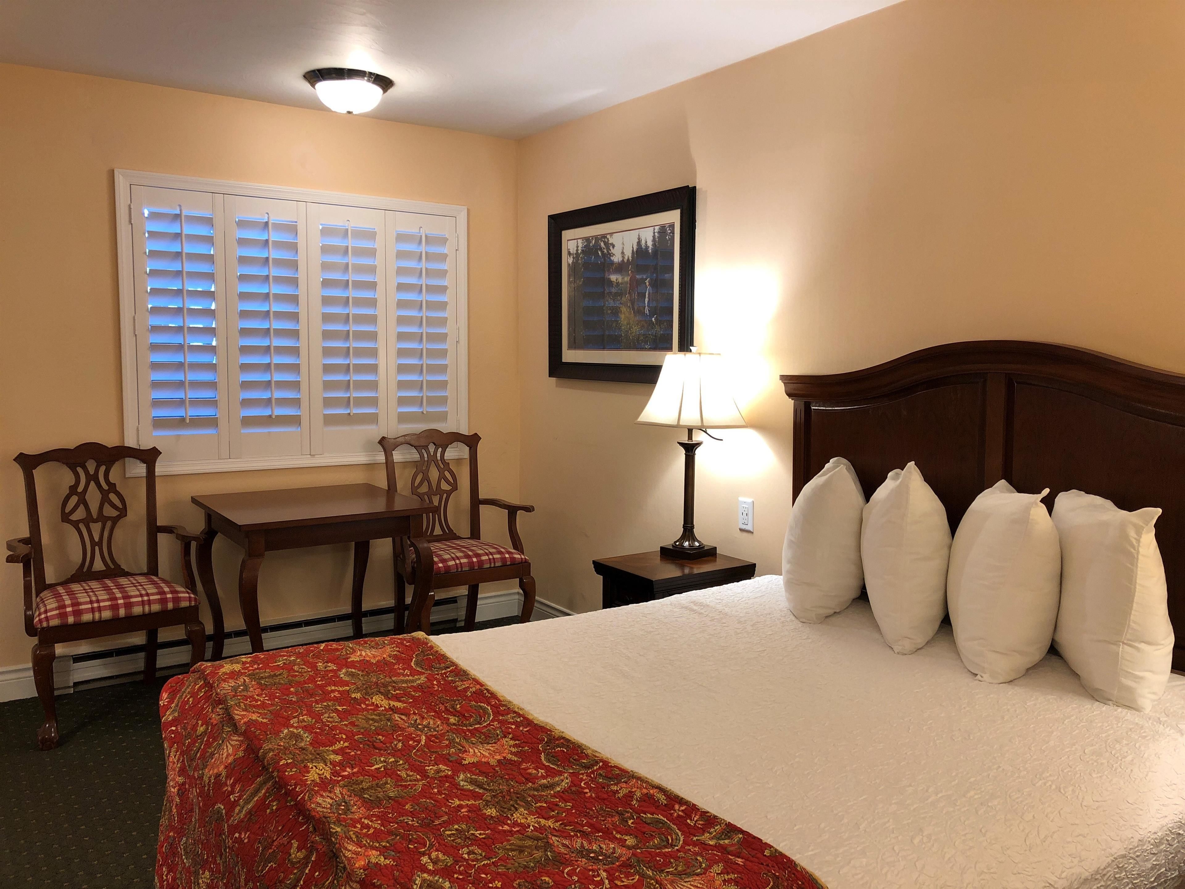 suite, 1 king bed, non smoking, kitchenette (living room;with single sofabed) | 1 bedroom, iron/ironing board, free wifi, bed sheets