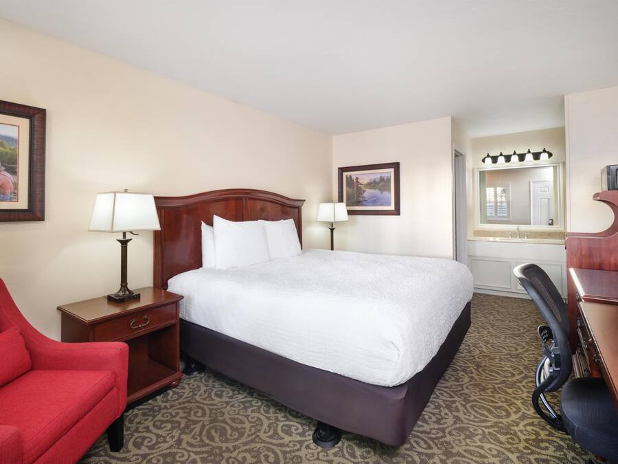 Standard Room, 1 King Bed, Non Smoking, Refrigerator & Microwave | Iron/ironing board, free WiFi, bed sheets
