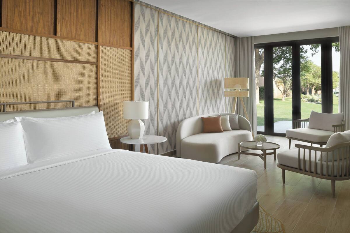 Premium Room, 1 King Bed, Pool Access (Direct) | Frette Italian sheets, premium bedding, down comforters, minibar