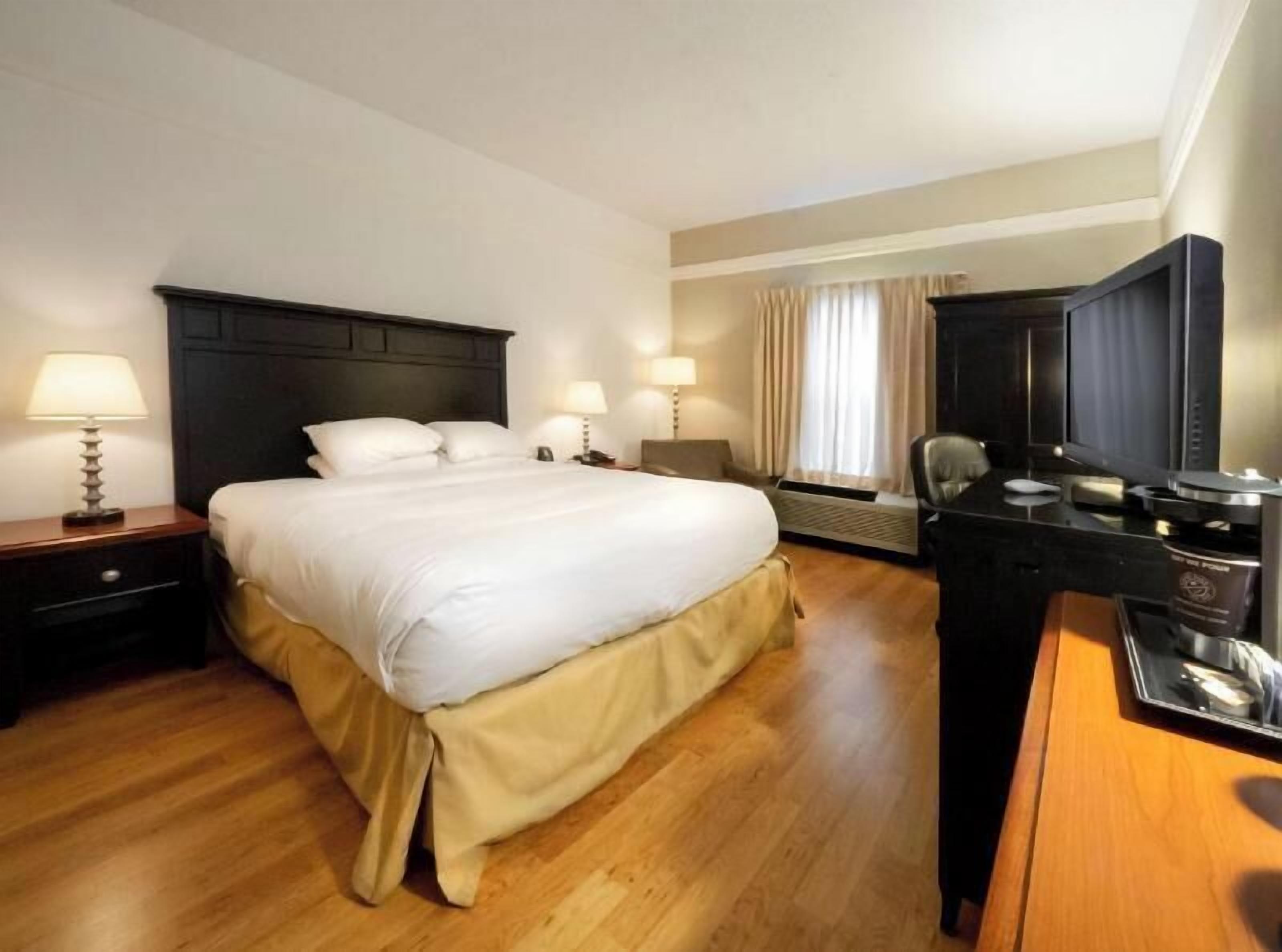 Sängtillbehör av högsta kvalitet, skrivbord och mörkläggningsgardiner