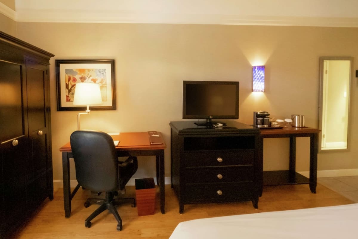 Standard Room, 1 King Bed | Premium bedding, desk, blackout drapes, iron/ironing board