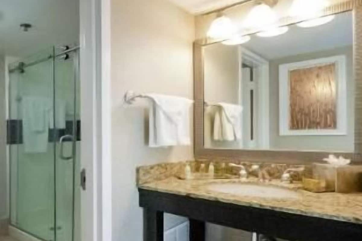 Badezimmer | Dusche, kostenlose Toilettenartikel, Haartrockner, Handtücher