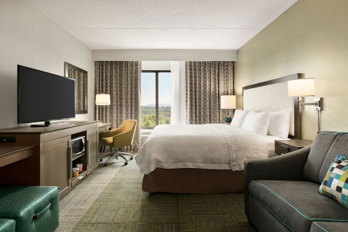 Hypo-allergenic bedding, pillowtop beds, in-room safe, desk