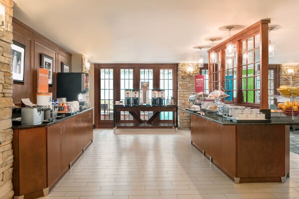 بوفيه فطور مجانًا يوميًا