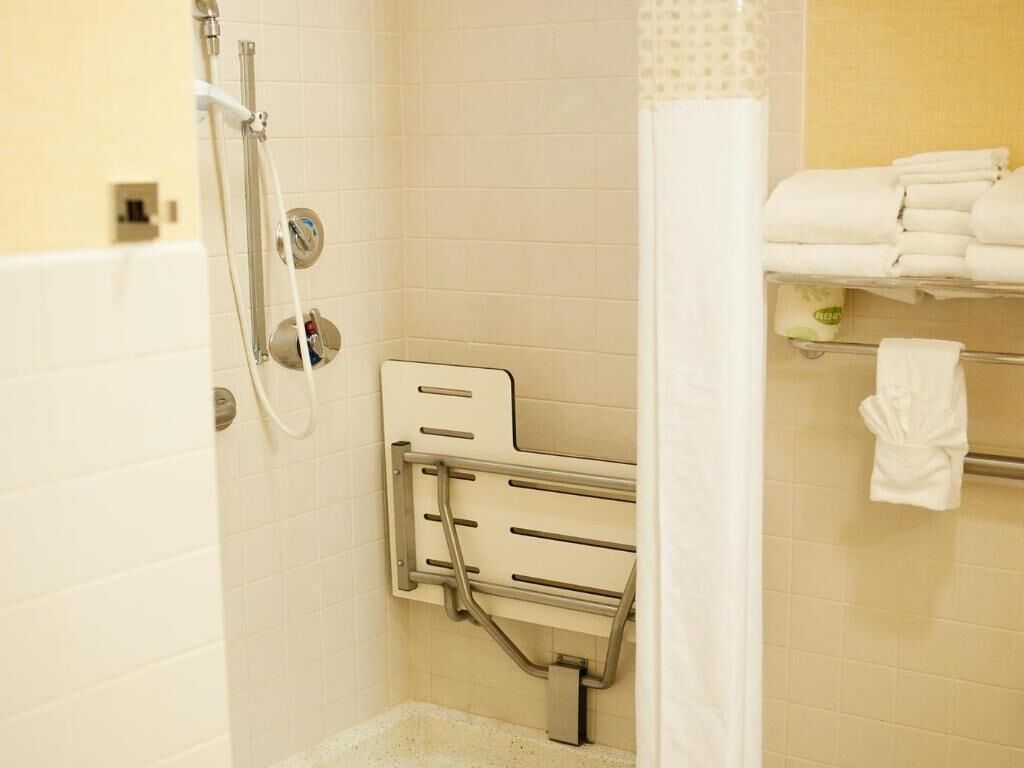 Ensemble douche/baignoire, articles de toilette gratuits, sèche-cheveux