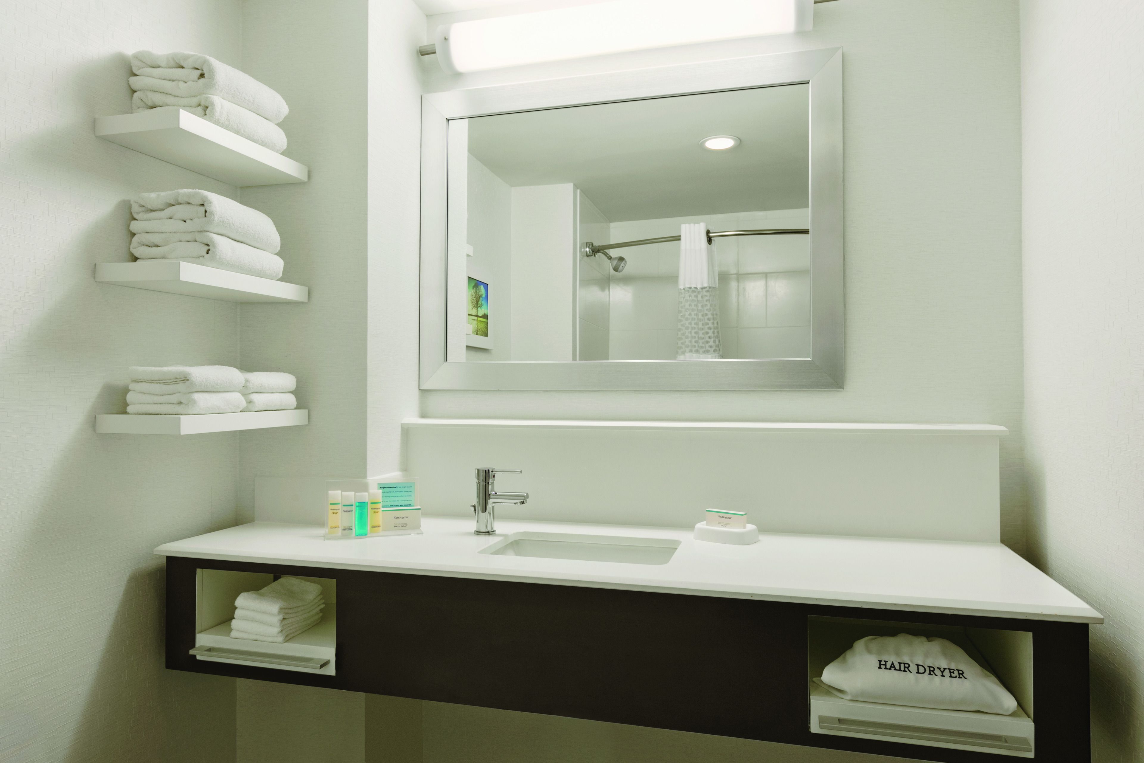 family room, 1 king bed | bathroom | combined shower/bathtub, free toiletries, hair dryer, towels