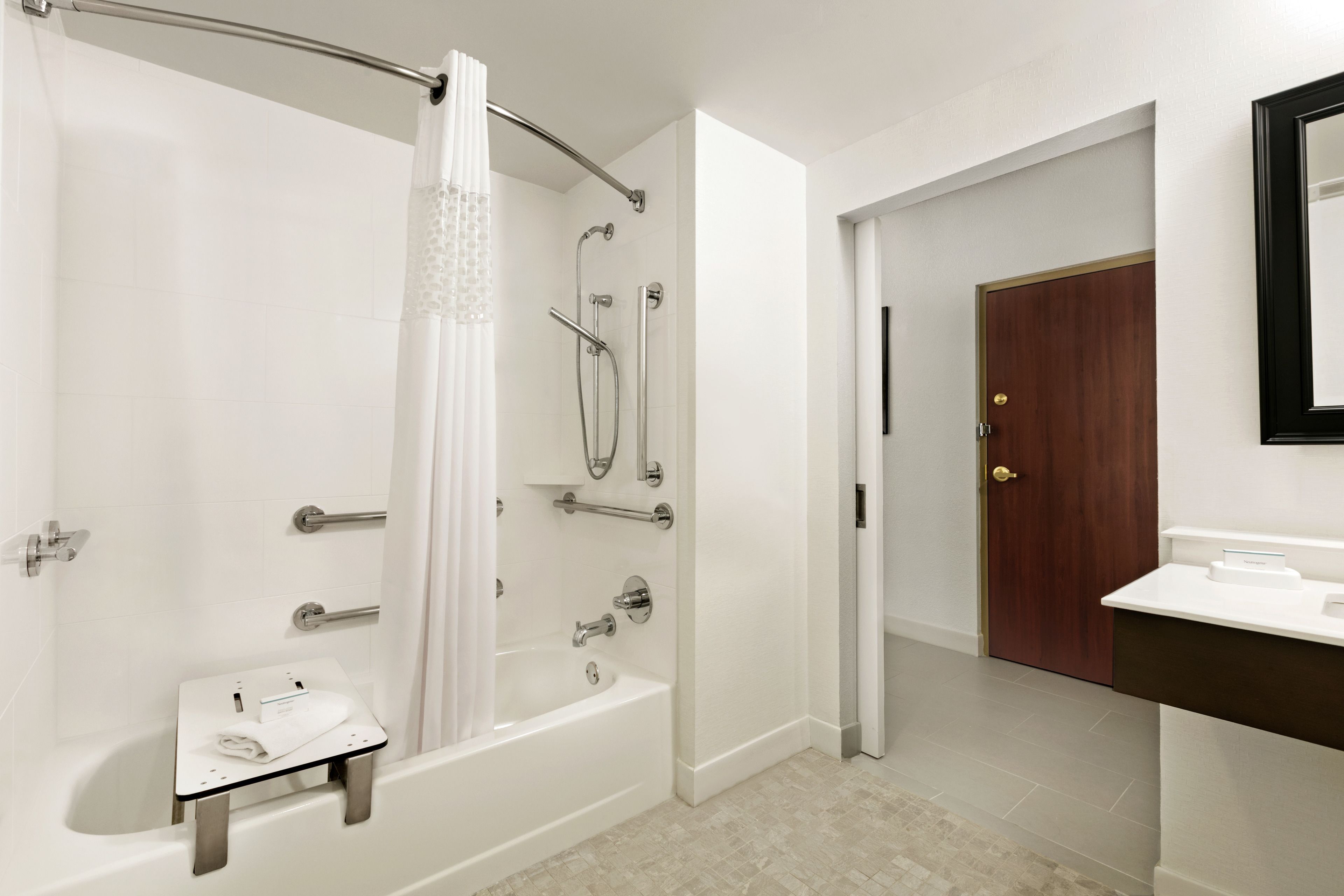 room, accessible, non smoking | bathroom | combined shower/bathtub, free toiletries, hair dryer, towels