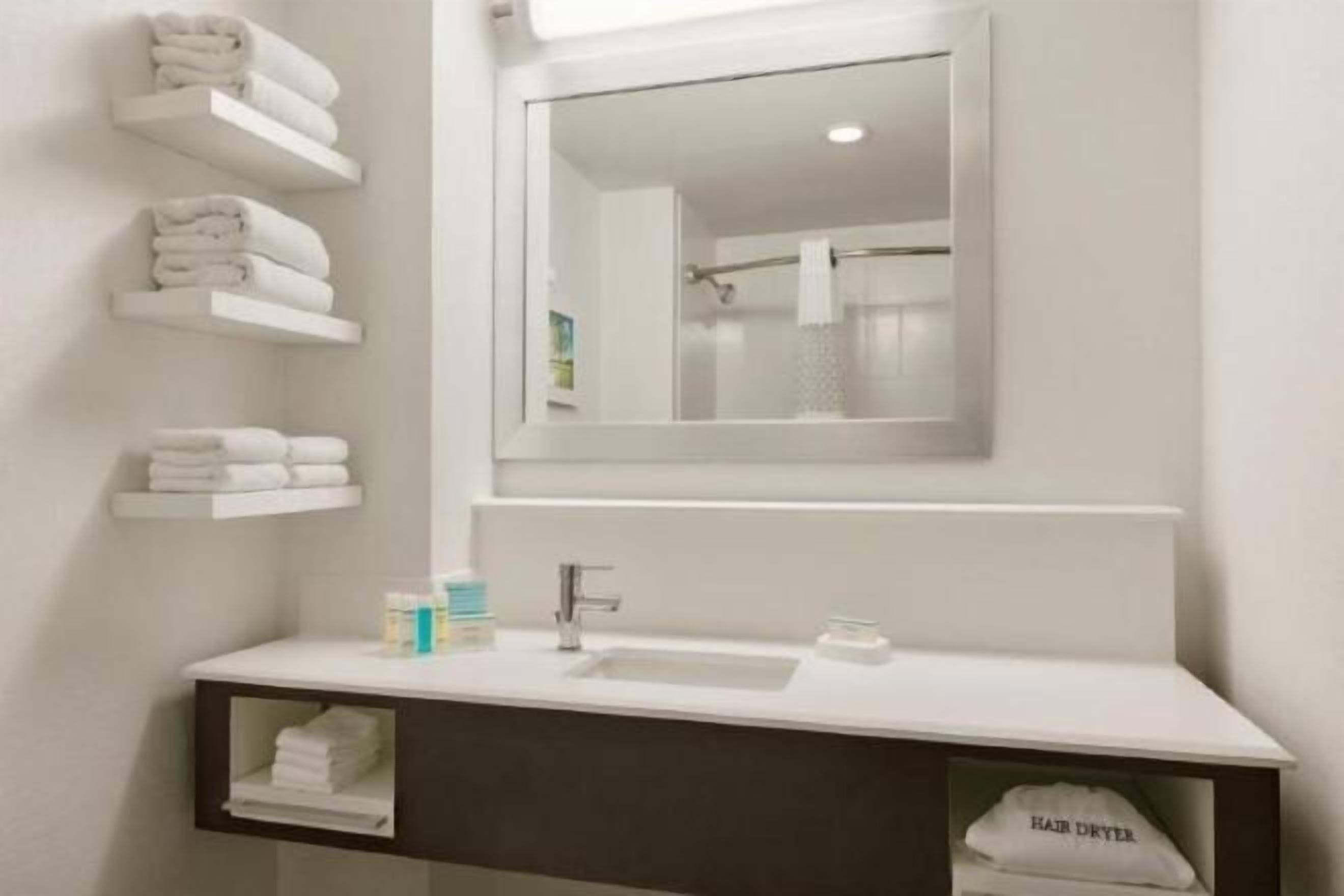 Baño | Tina con regadera, amenidades de baño gratuitas, secadora de cabello 